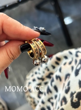 326小众设计法式字母C圈镶钻星球老花感满印甜酷风百搭耳饰