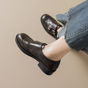 大码女鞋41到43春季2026新款英伦风乐福鞋显脚小布洛克雕花小皮鞋