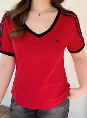 智煊大码女装美式修身短款T恤2026春撞色显瘦V领正肩上衣214174