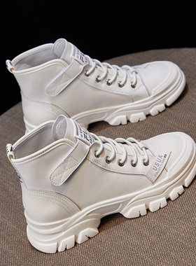 真皮白色中帮运动鞋女平底短靴2025春秋新款女鞋高帮休闲马丁靴子