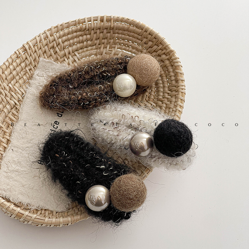 FUNCOCO｜复古风棕色珍珠毛线秋冬新款侧边刘海发夹BB夹毛绒发卡