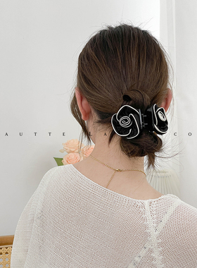 韩国进口缎面玫瑰高级感黑色花朵鲨鱼夹抓夹气质法式低马尾发夹女