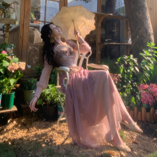 彼得潘大叔《少女的祈祷》立体蕾丝花后腰系带不规则波浪摆连衣裙
