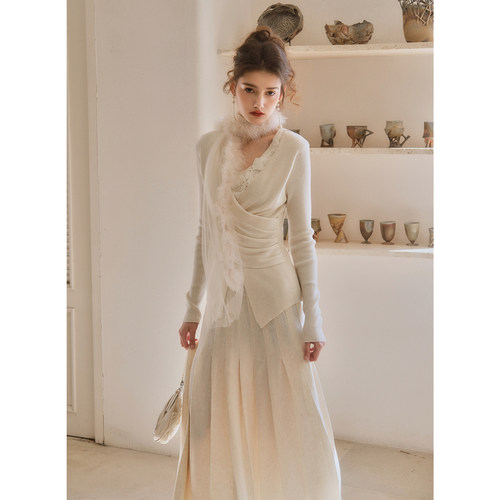 彼得潘大叔《杏吹絮风》交叉设计V领立体花上衣压褶工艺舒适半裙