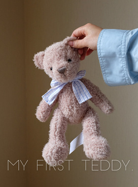 穿睡衣的小熊奶茶色温柔软可爱手拿领结熊熊一对陪睡安抚礼物男孩