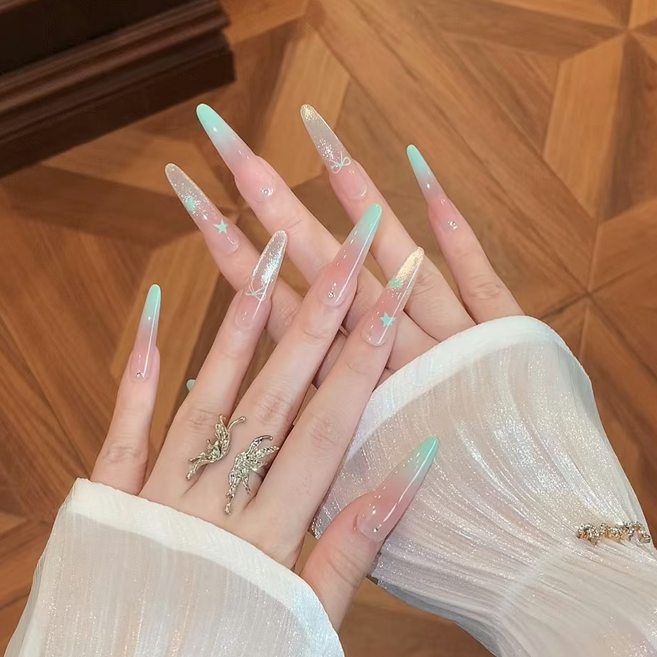 五彩斑斓的绿手工穿戴甲