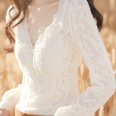 今年流行法式独特小上衣时尚洋气冷淡系高级感白色蕾丝V领衬衫春