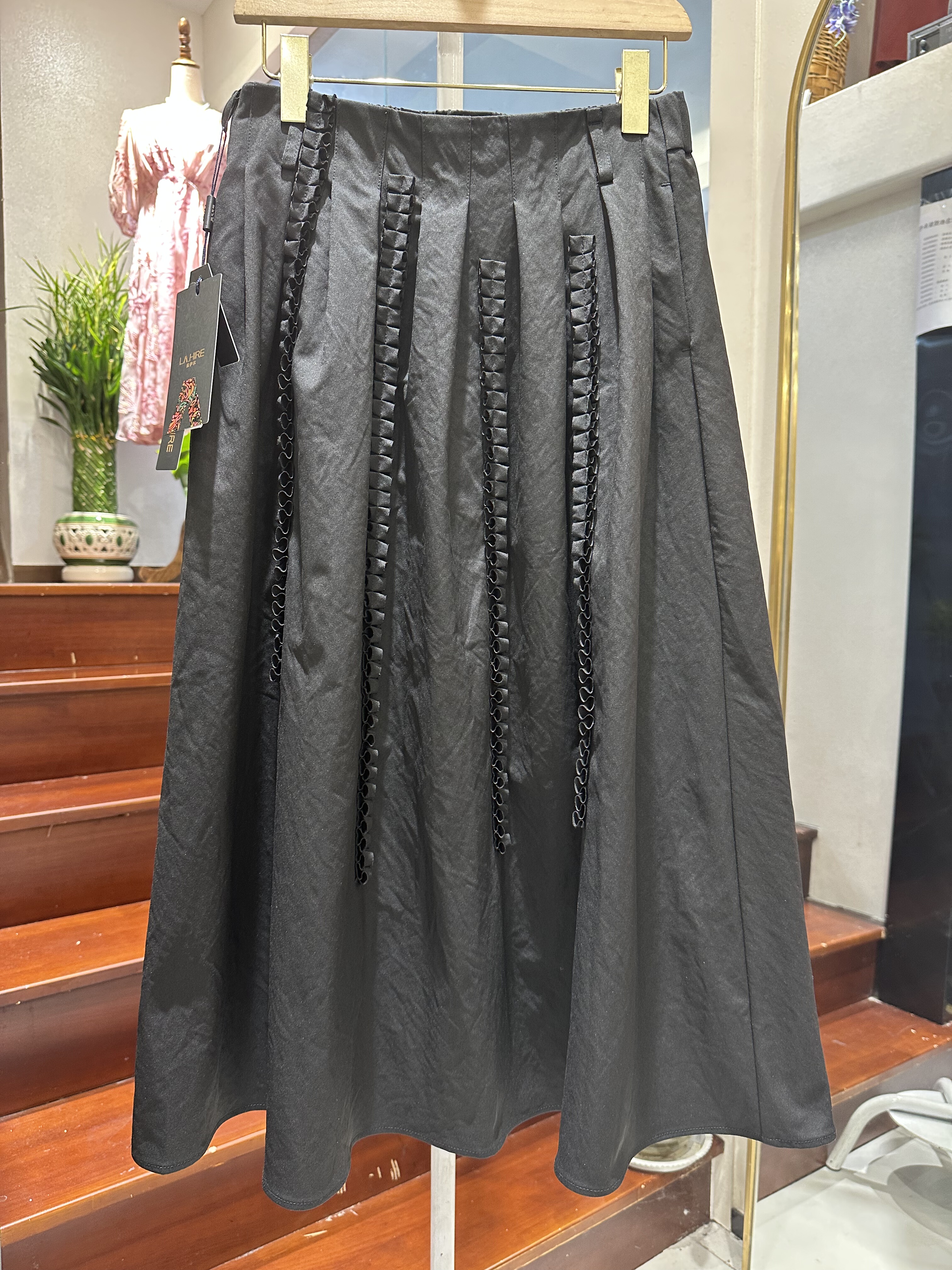拉伊尔L853B830-01#百搭后松紧高腰压褶木耳竖条A字半身裙伞裙