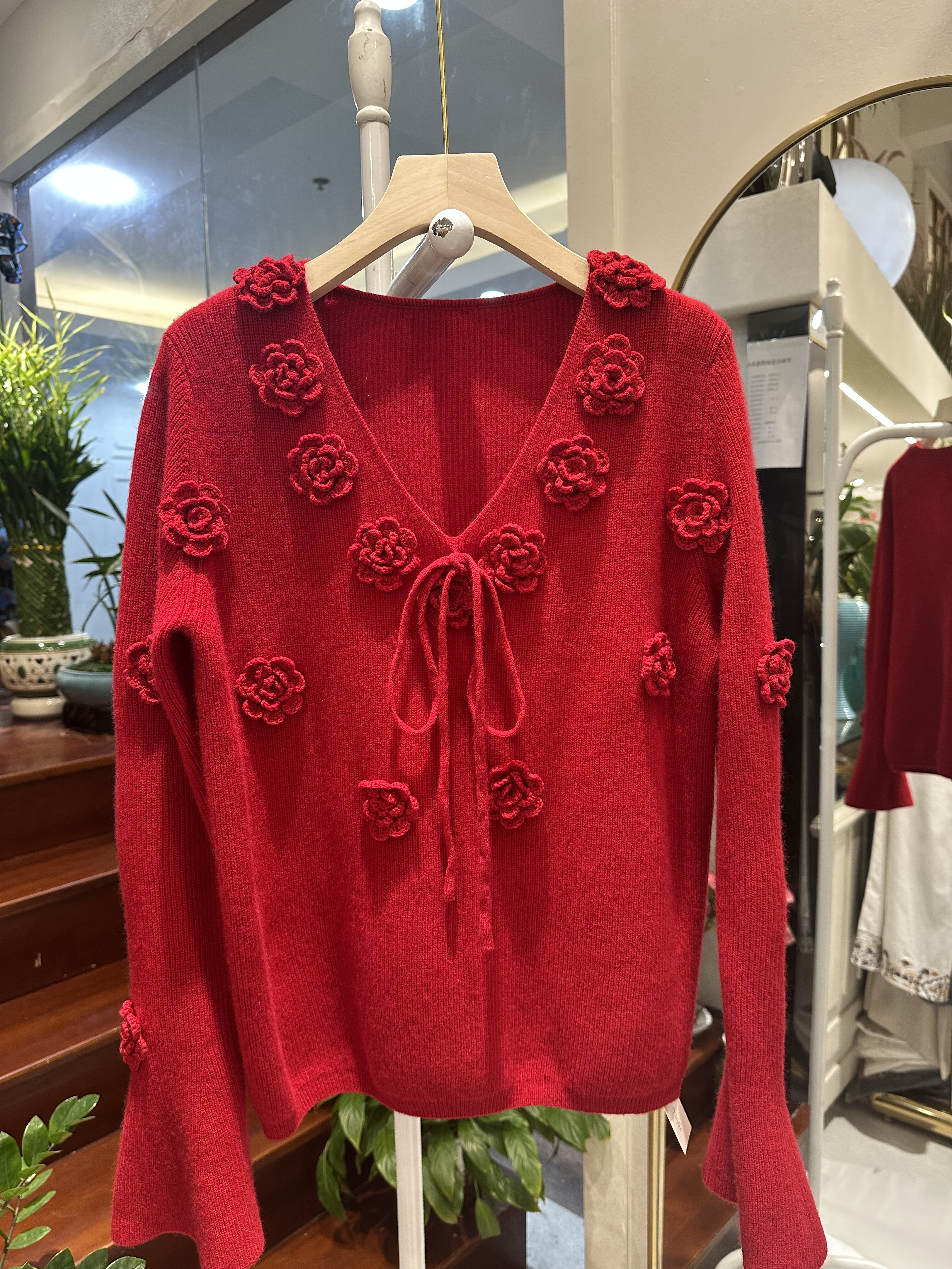 红色V领立体花朵毛衣欧洲站2025秋冬新100%全羊毛喇叭袖温柔上衣,女装/女士精品,毛衣,淘宝优惠券,粉丝福利购,淘宝优惠卷