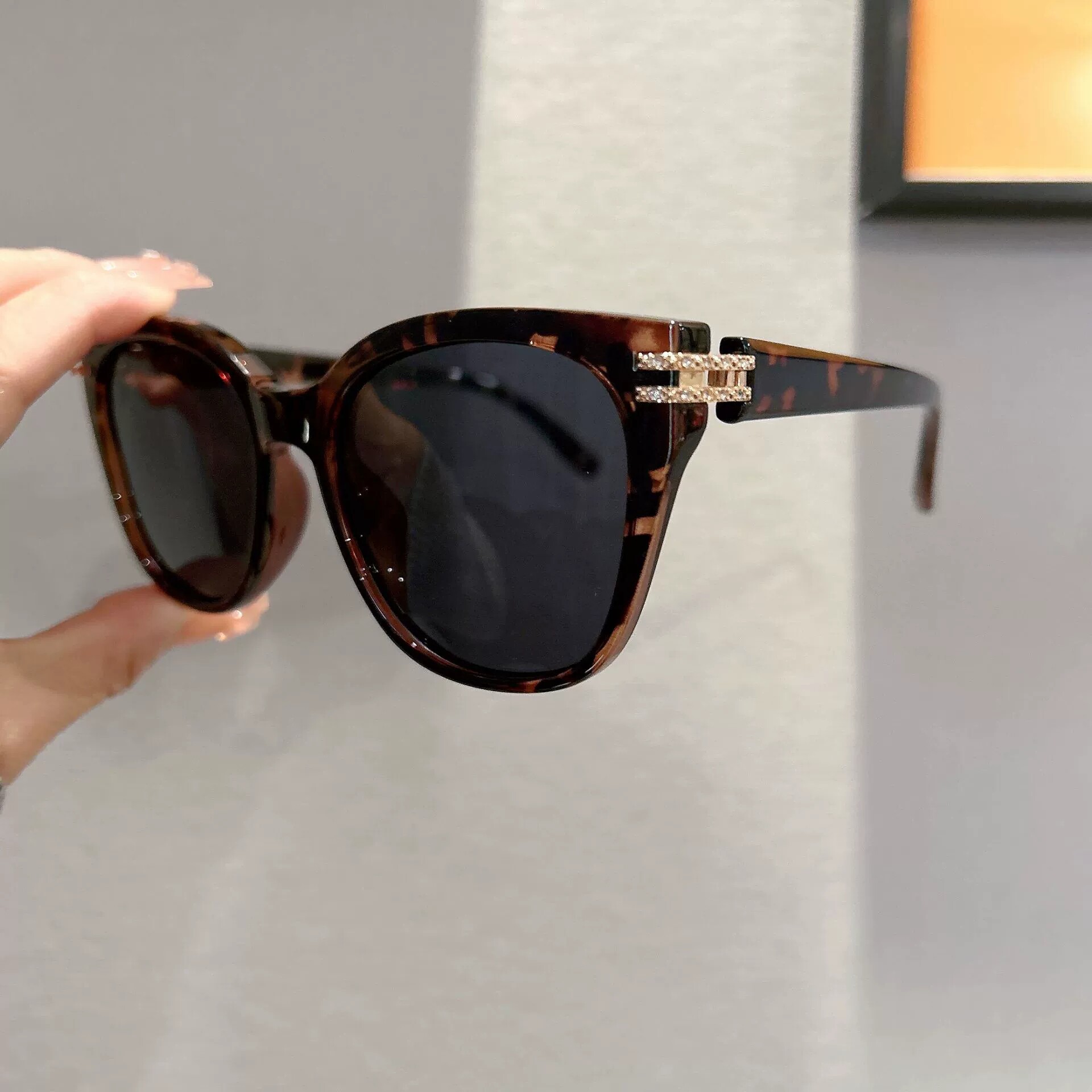 韩版度假复古玳瑁方形偏光太阳镜女金属镶钻装饰防紫外线显瘦墨镜