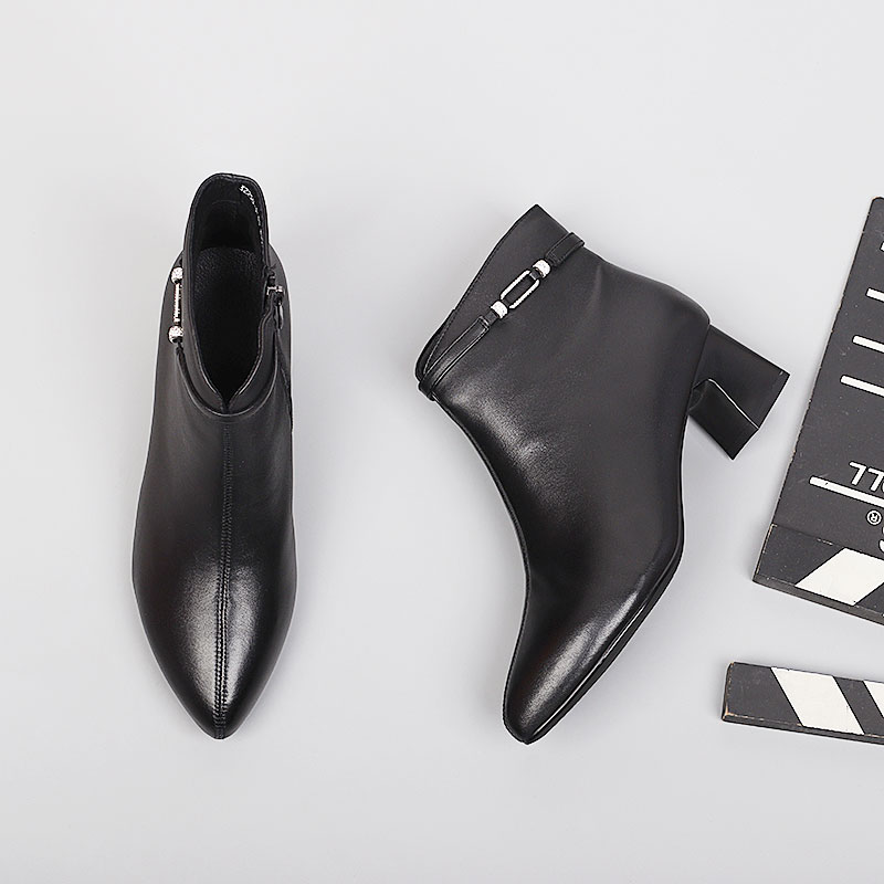 新款大码女靴41-43简约2025秋季单靴特大号短靴舒适休闲时装靴女