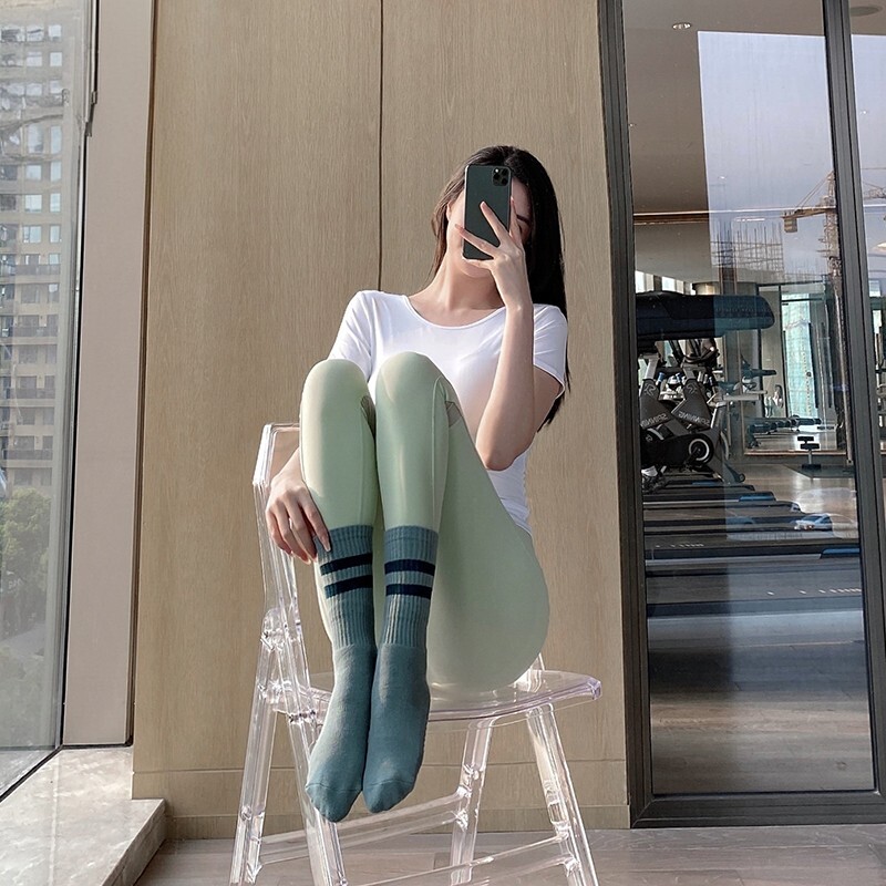 日本代购瑜伽袜子女专业防滑中筒袜跑步袜室内运动健身普拉提袜子