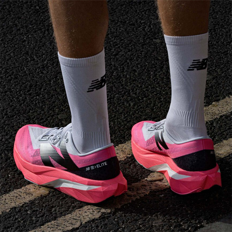 代购NEW BALANCE FuelCell SC Elite v4粉色网面男女竞速碳板跑鞋图片