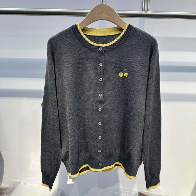 休闲撞色圆领单排扣针织衫