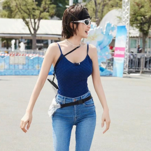 花儿与少年秦岚同款性感藏蓝吊带连体三角小胸显瘦海边度假泳衣女