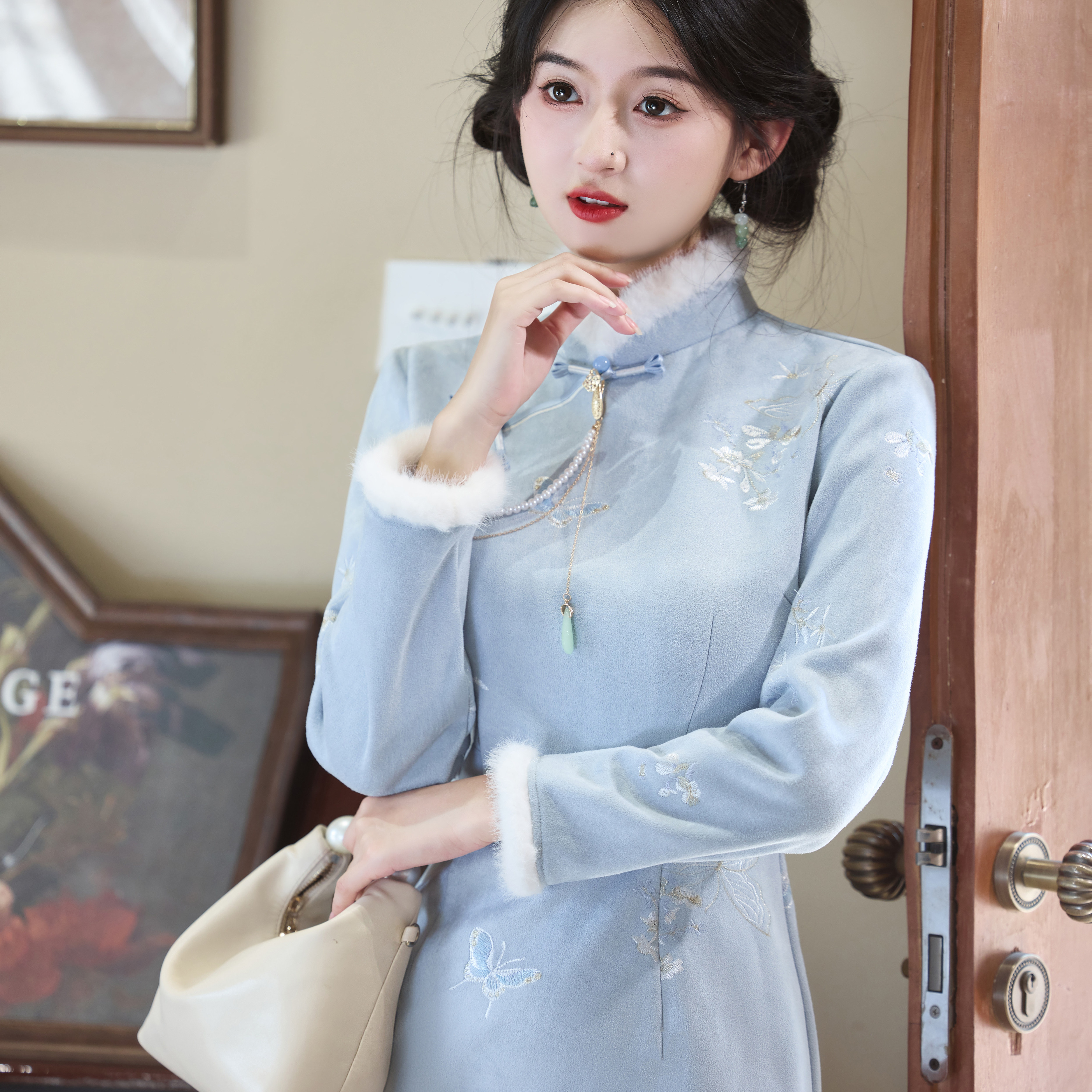 2025冬季新款仿麂皮绒绣花旗袍