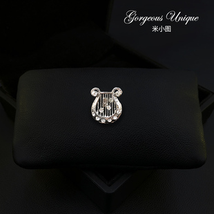 小巧别致点缀竖琴胸针简约满钻亮闪乐器胸花钉扣西装礼服配饰1960