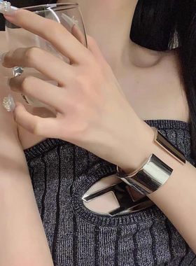 高级时尚个性金属宽手镯欧美小众银色手环金色镯子手饰百搭感配饰