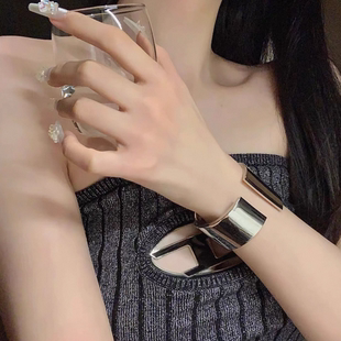高级时尚个性金属宽手镯欧美小众银色手环金色镯子手饰百搭感配饰
