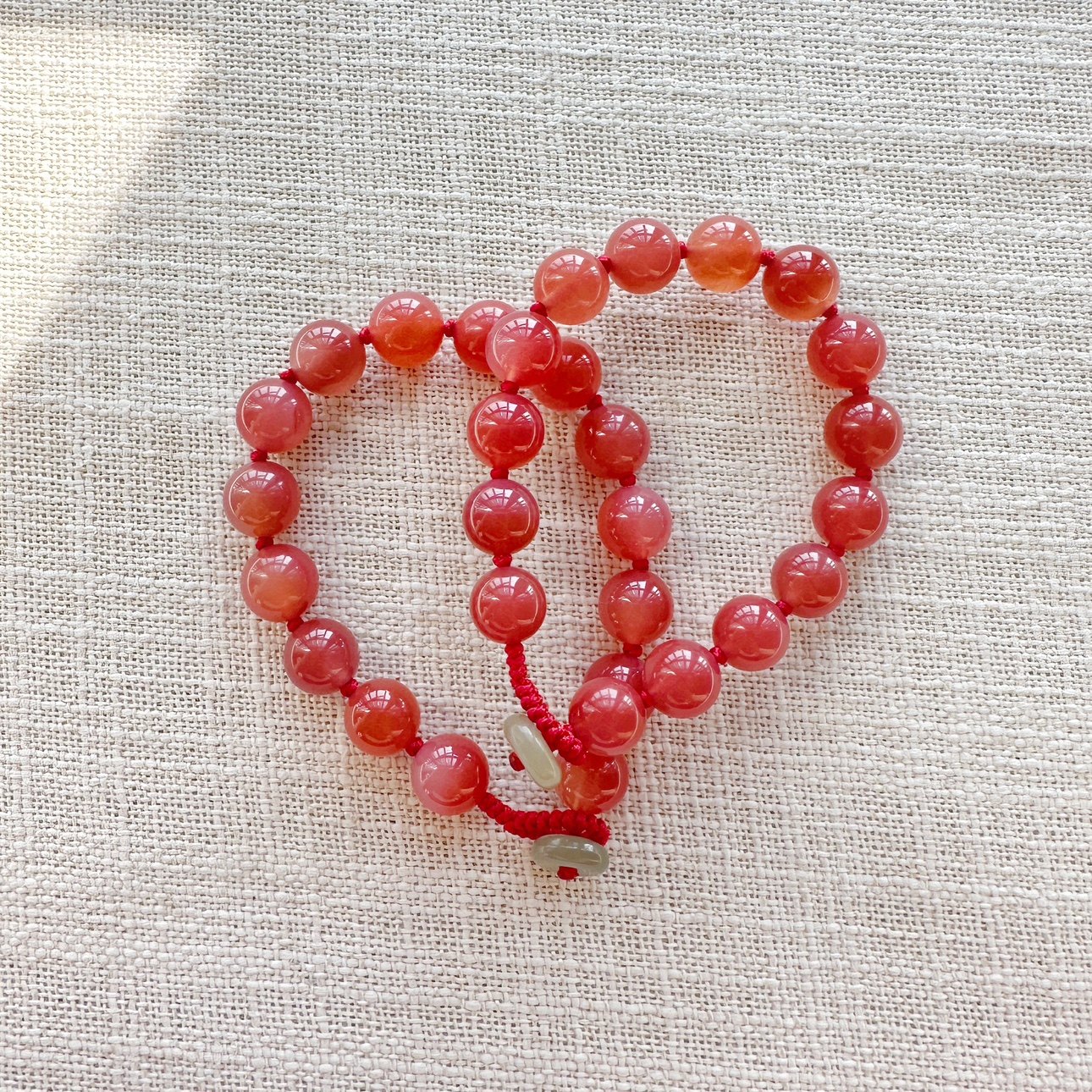 不俗气的红艳艳 | 天然蜜桃红玛瑙和田玉平安扣手工编织红绳手链,饰品/流行首饰/时尚饰品新,手链,淘宝优惠券,粉丝福利购,淘宝优惠卷