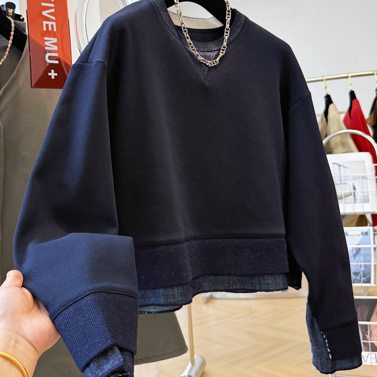 高级感独特牛仔拼接假两件圆领无帽套头卫衣女秋季巨好看短款上衣