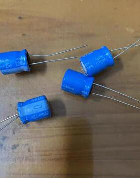 25V 220UF 125度 插脚电容 10*12体积 全新 蓝色