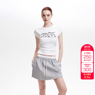 绫致ONLY2026春季 休闲松弛刺绣字母显瘦单侧开叉T恤女 新款