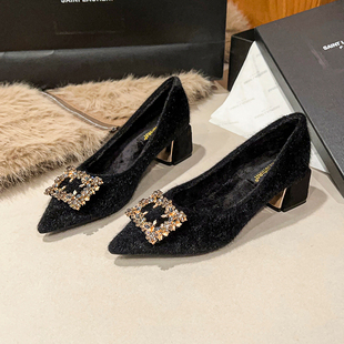 不累脚加绒高跟鞋女2025新款冬季尖头毛毛鞋气质黑色方扣粗跟单鞋
