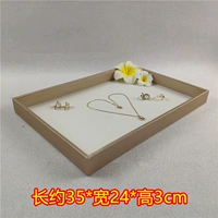 Кожа цвета шампанского золота + белая кожа, длина около 35*ширина 24*высота 3см.