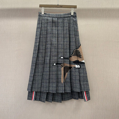 初溯2025秋冬新款欧货女刺绣老鹰羊毛格子高腰百褶半身裙不规则裙