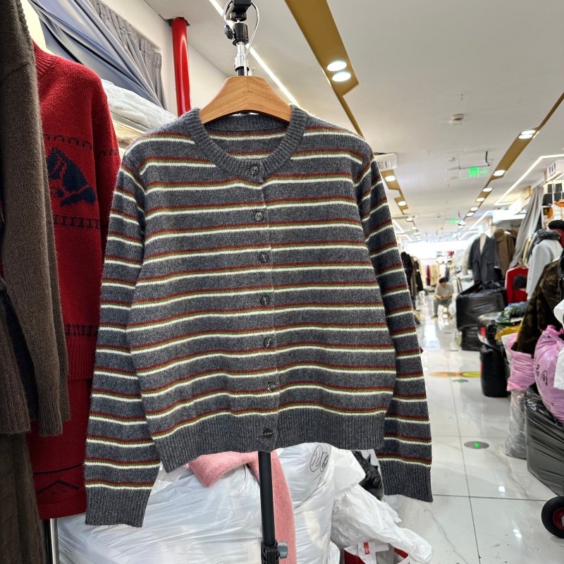 韩版圆领单排扣撞色条纹毛衣