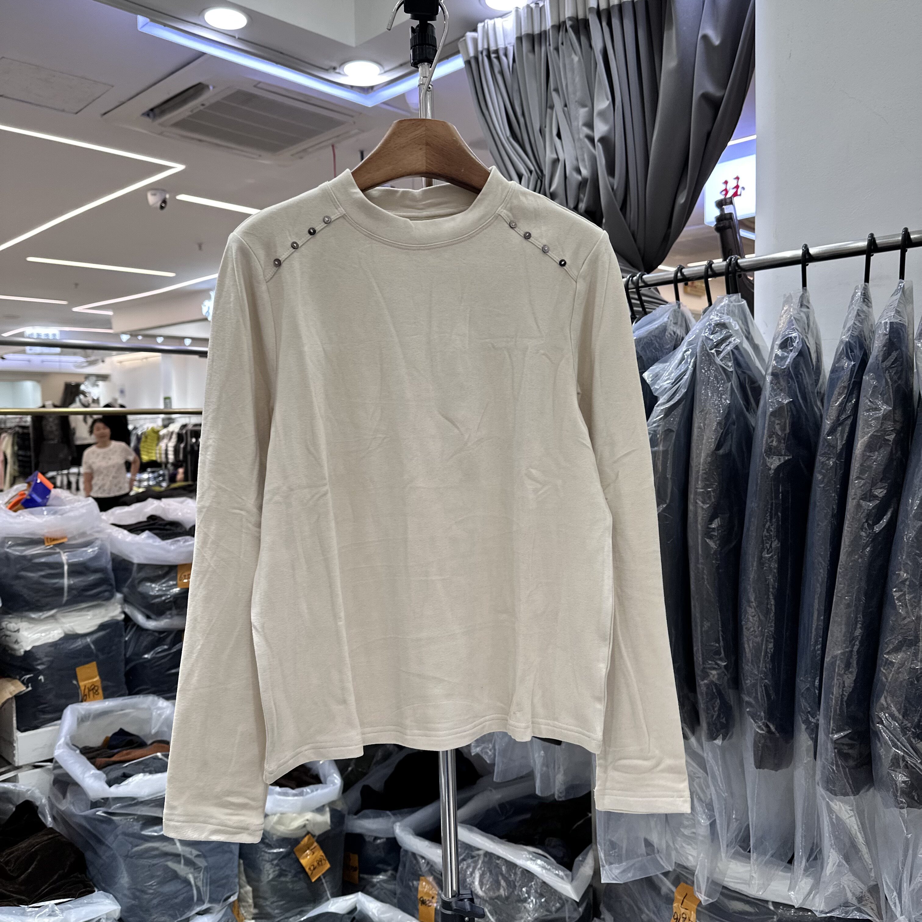 6163正品肩部纽扣磨毛打底衫