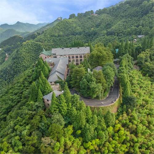 【位置优越】莫干山庄景区内，周围绿树成荫、翠竹成海，空气清新； 【上山无忧】包含双人莫干山入园资格，提前报备车牌，可直接开车上山 【美食诱惑】双人自助早餐+套餐相应权益 【长有效期】周末不加价，未预约全额退，囤货无忧
