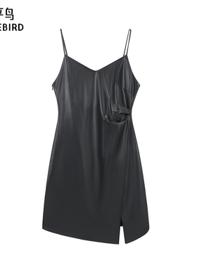 太平鸟女装2024年秋季新款PU连衣裙A1FAE3546