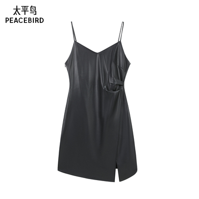 太平鸟女装2024年秋季新款PU连衣裙A1FAE3546