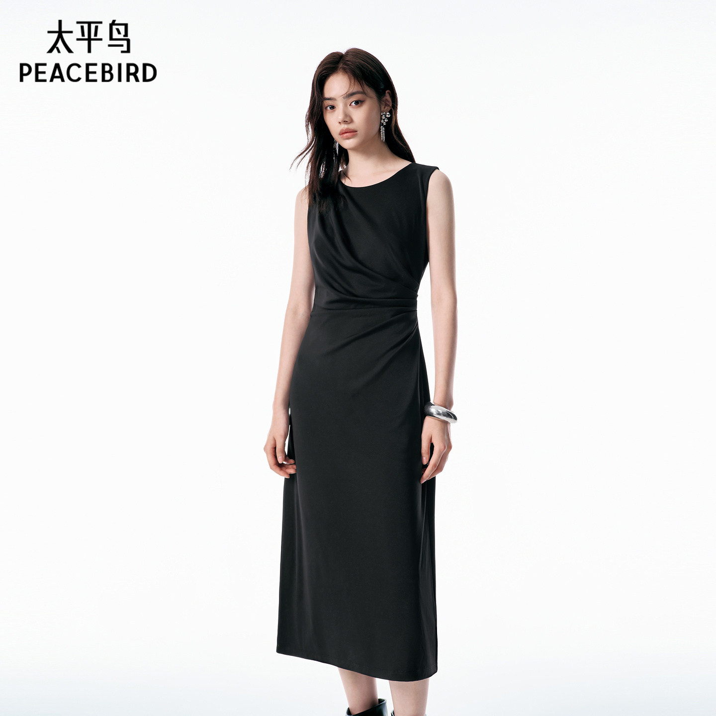 太平鸟通勤收腰黑色显瘦连衣裙女早春新款品质背心裙长裙立体剪裁