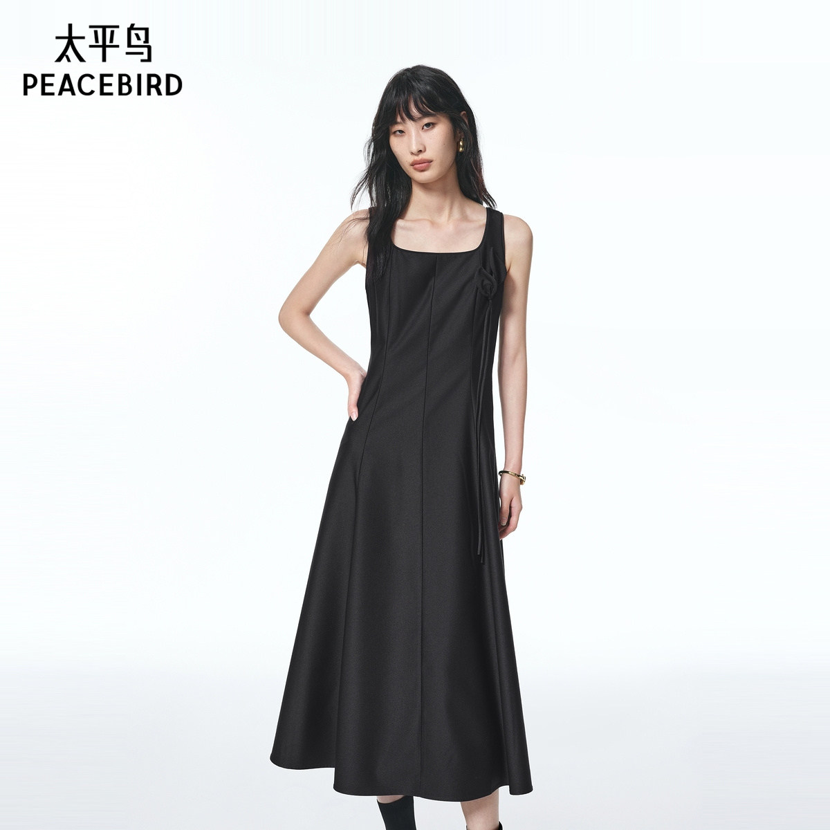 【商场同款】太平鸟大方得体宴会仪式感连衣裙女小黑裙A1FAF35