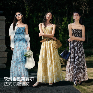 太平鸟度假连衣裙女打揽莱赛尔2026春夏新款蓝色碎花吊带裙显瘦