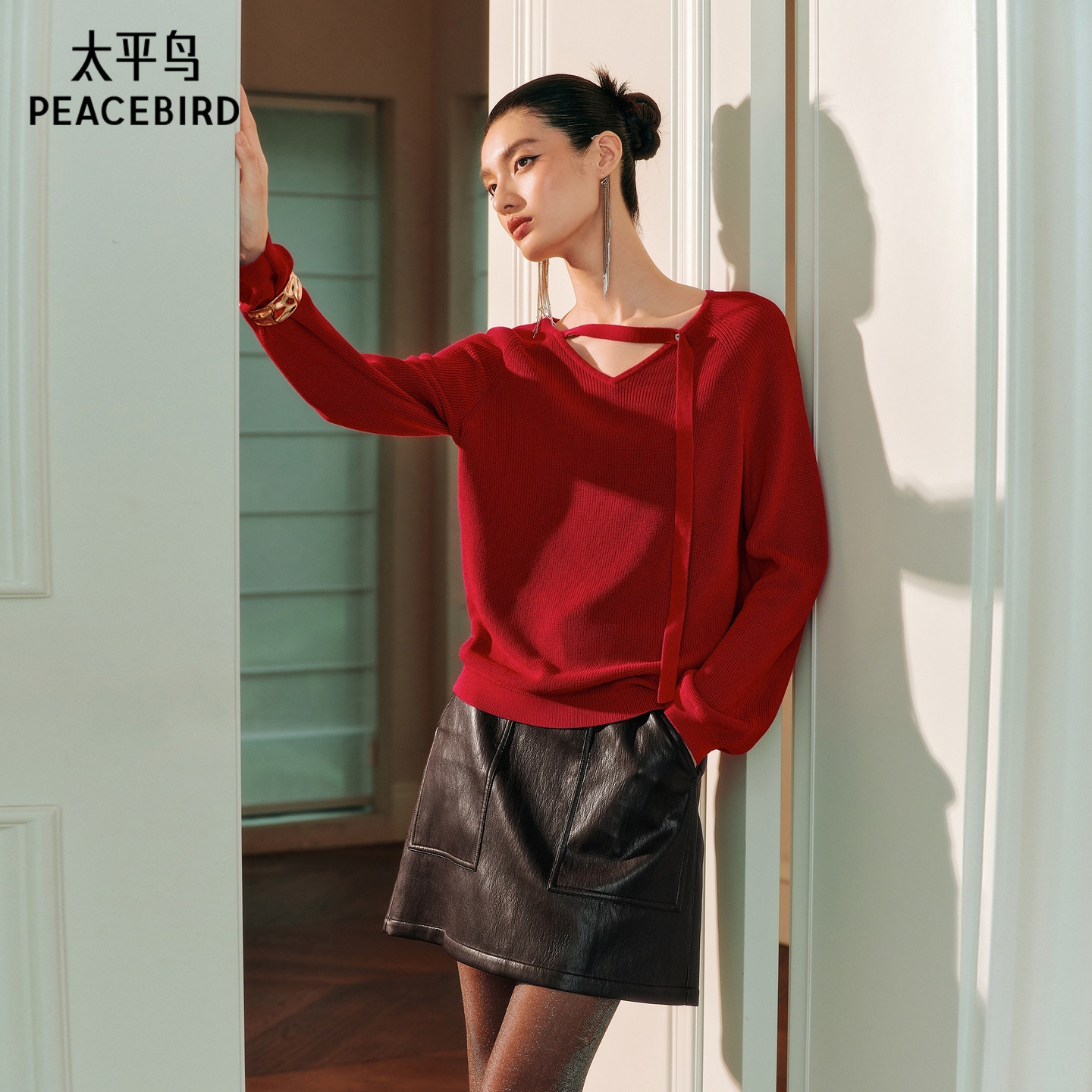 太平鸟红色V领镂空飘带仪式感针织衫女士26春季新款宽松时尚毛衣