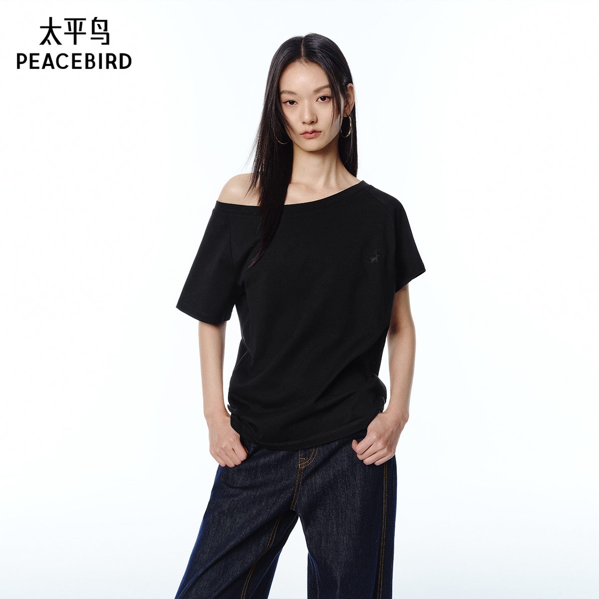 太平鸟 斜肩小狗刺绣图案短袖T恤25夏季新款露肩潮流通勤女士上衣