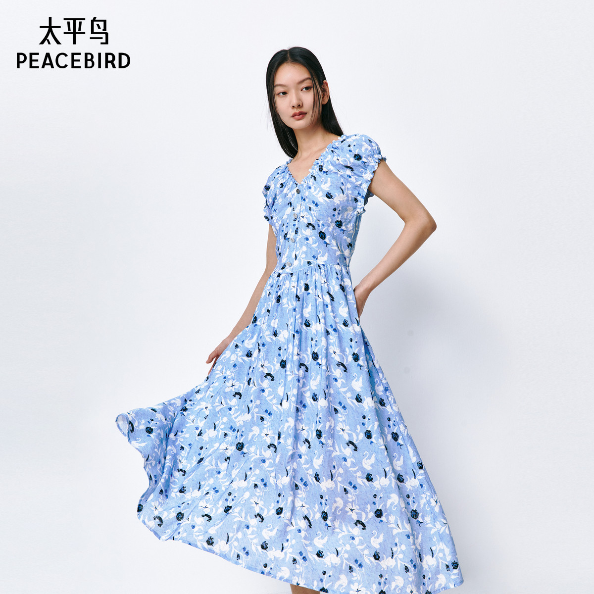 太平鸟女装法式度假碎花裙2025夏新款V领收腰连衣裙显瘦长款裙子