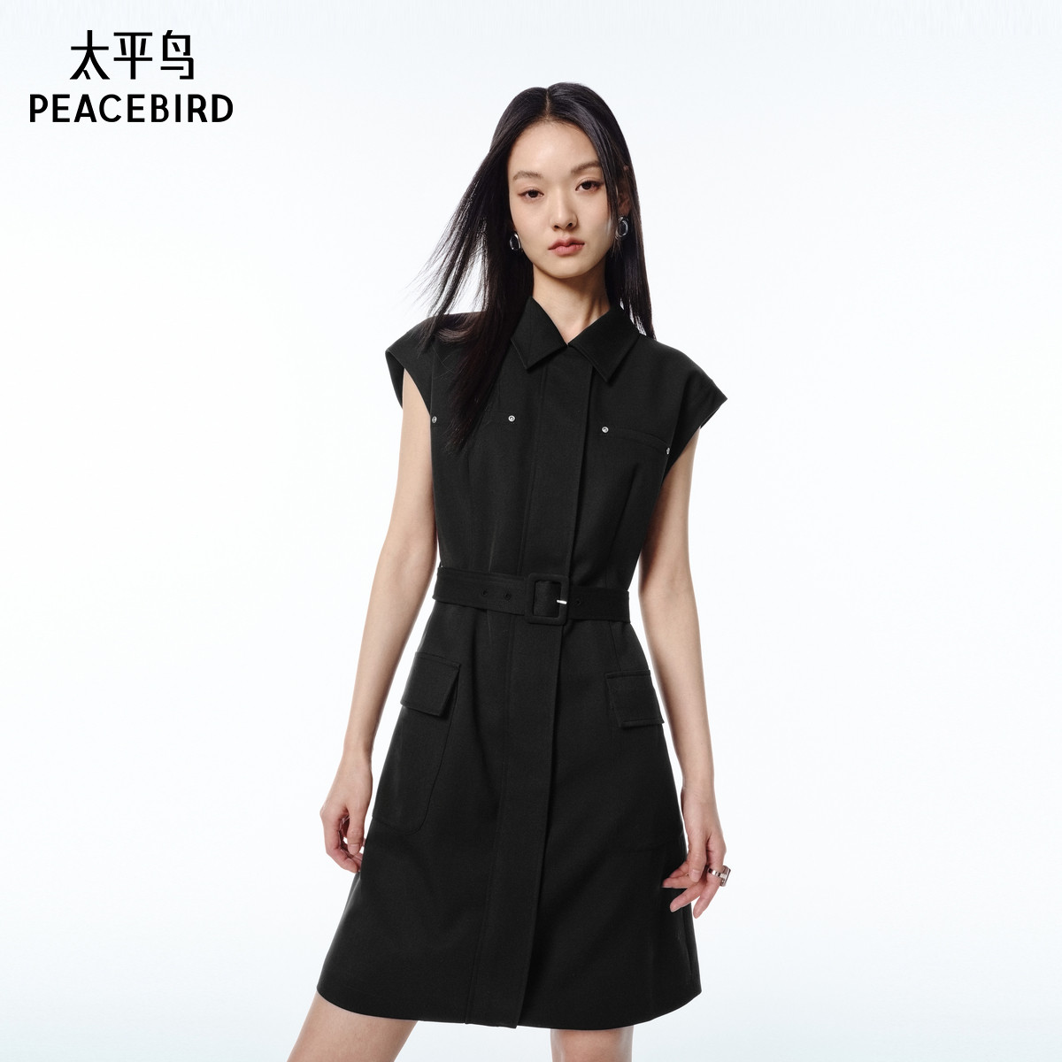 太平鸟工装衬衫领收腰连衣裙女2025夏季新款短袖腰带黑色通勤短裙