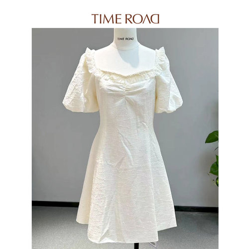 荷叶边珍珠领泡泡袖连衣裙