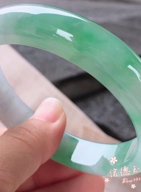 翡翠色玉石手镯简约款翠绿色飘花冰种玉镯子女款百搭玉石手镯精美