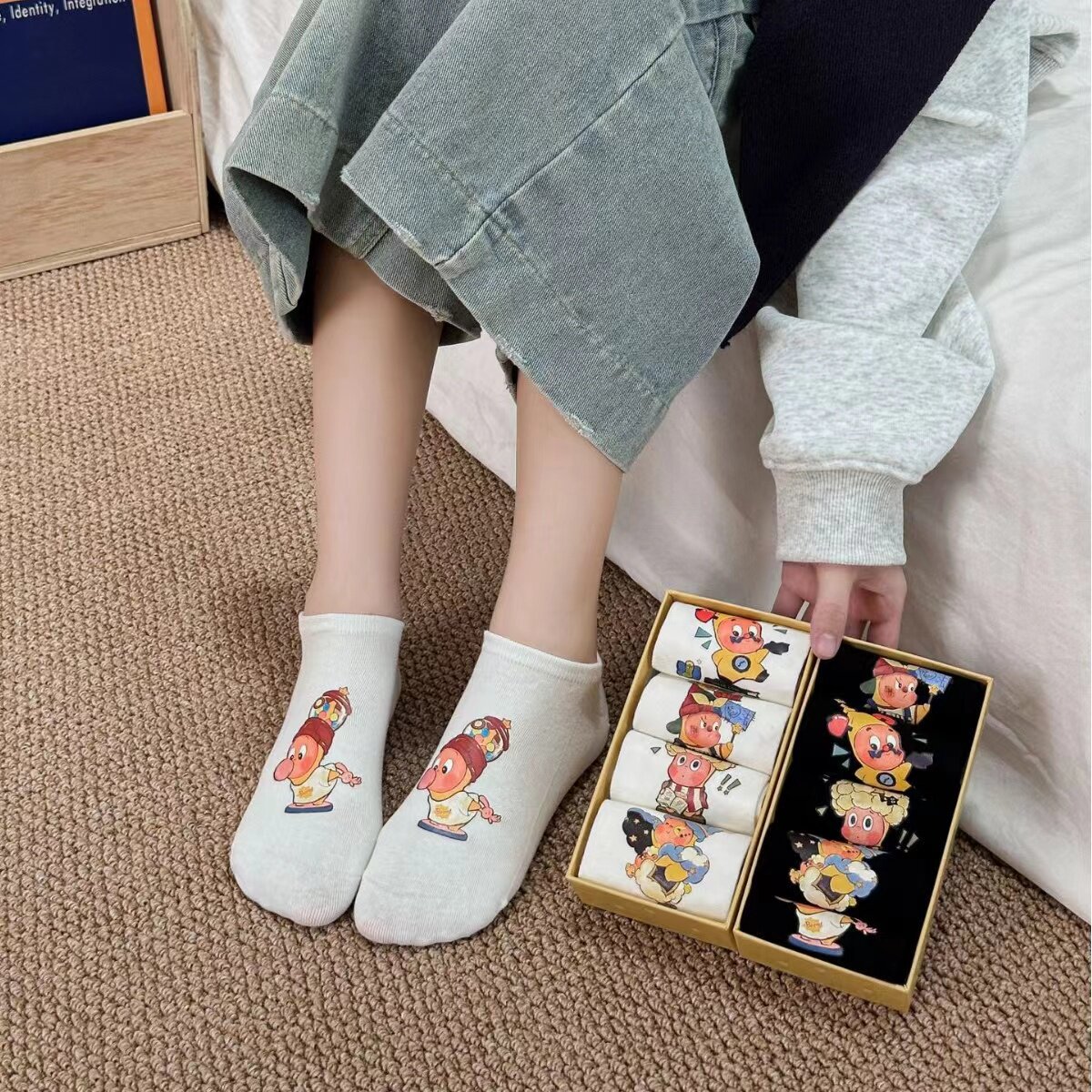 2026新品可爱女生卡通盒装黑中筒袜