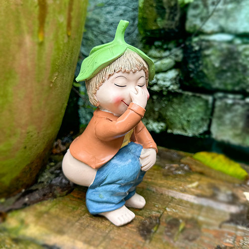 树脂拉臭臭小男孩公仔