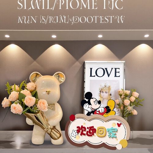 家居客厅办公桌面装饰品网红轻奢暴力熊捧花酒柜玄关卧室摆件现代