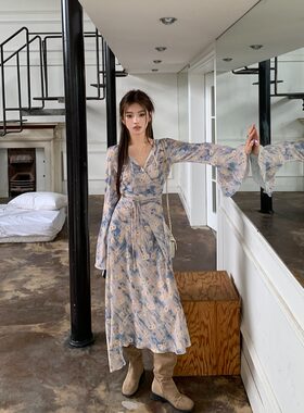 2023夏装新款喇叭袖碎花连衣裙子女收腰法式复古长裙