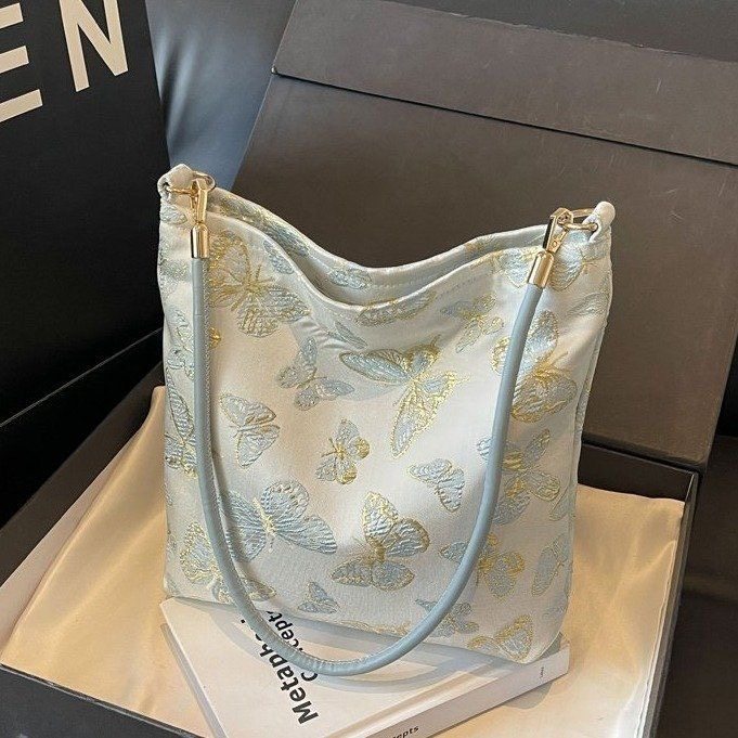 2025春夏新品淡雅春日金丝绣花单肩包新轻便中式自制手工布包