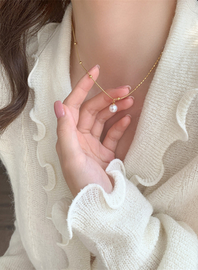 钛钢项链 镀18K金轻奢珠珠小吊坠项链女小众设计感精致锁骨链配饰
